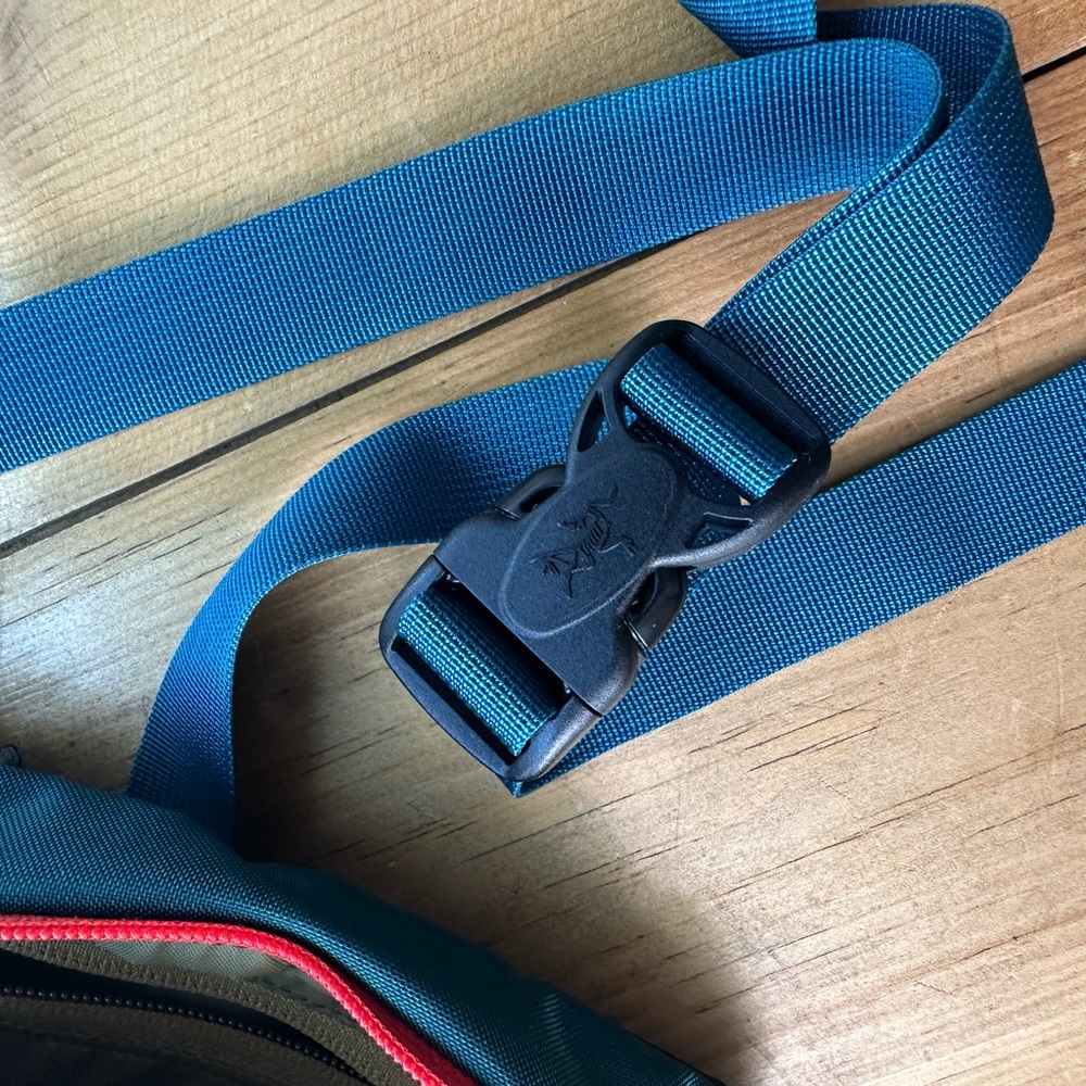 Arc'teryx Maka 1 Waist Sling Bag Pack Teal Pink Crossbody Outdoor Gorpcore - Picture 7 of 8